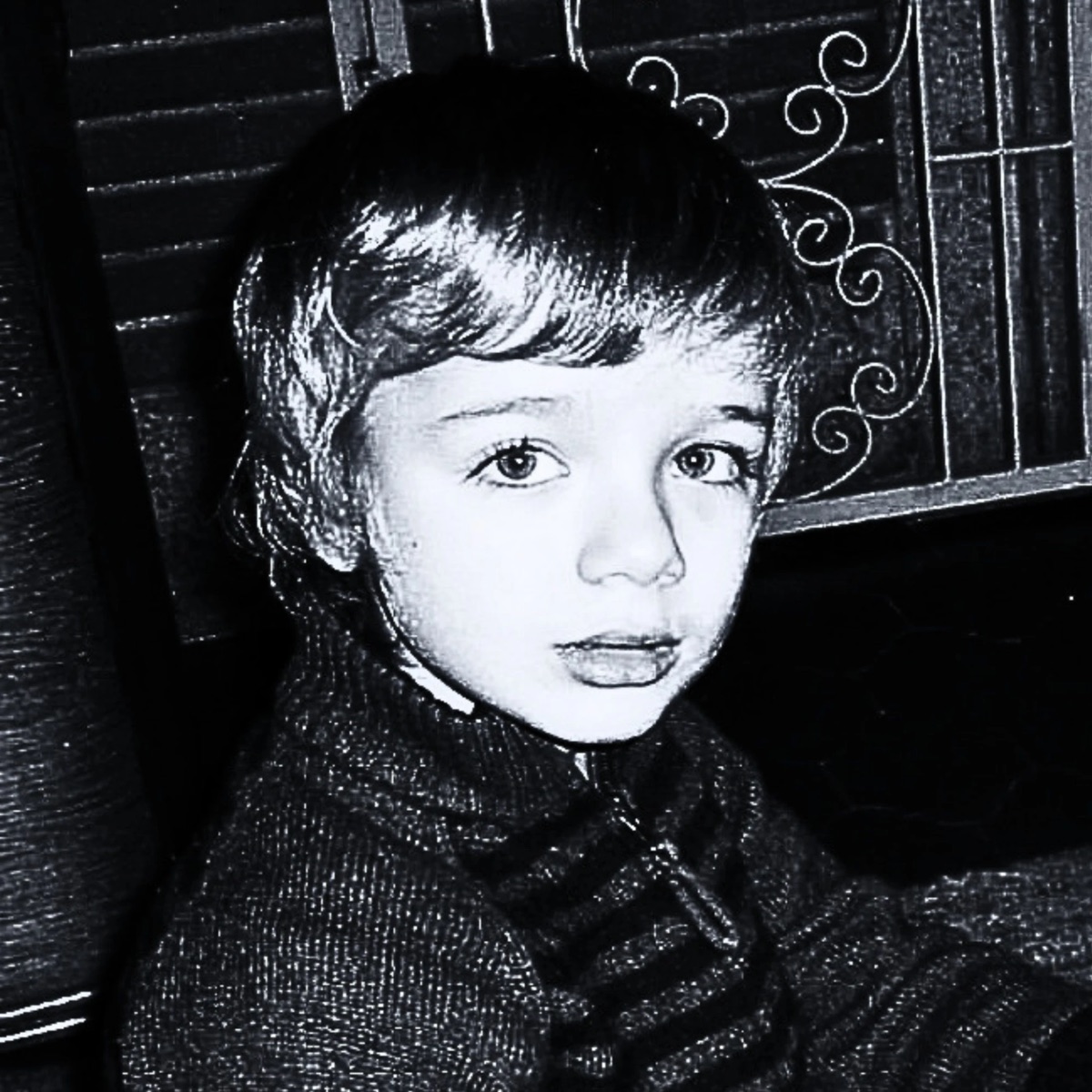 Copertina di TERAPIA di AUTOSTIMA: foto in bianco e nero di un bambino davanti a una finestra con inferriata